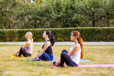 Pozitif kadın spor egzersizleri yapıyor.