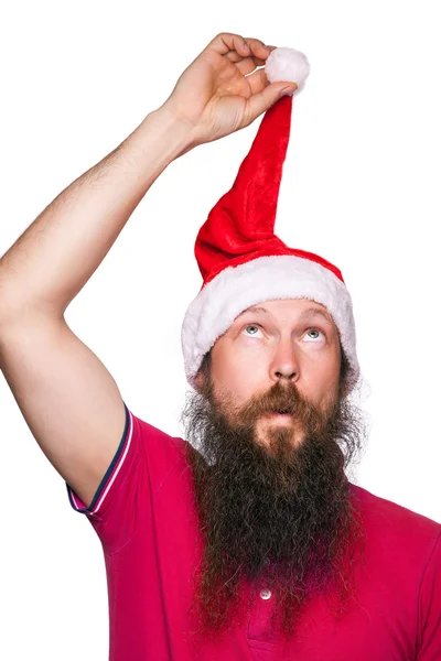 Feliz barbudo feliz hombre con sombrero rojo y camiseta, tiro al estudio. aislado sobre fondo blanco . —  Fotos de Stock