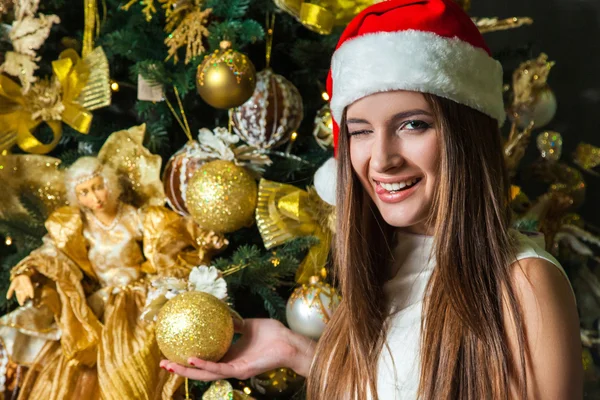 Jovem engraçado modelo de moda bonita com olhos escuros, cabelo castanho um — Fotografia de Stock