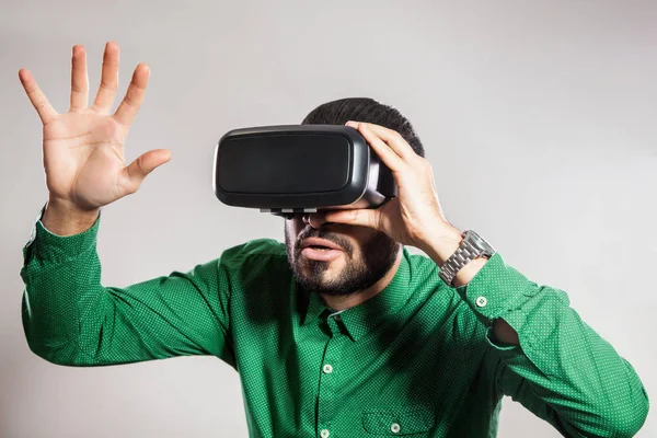 Pemuda emosional timur tengah pria bersemangat dengan jenggot dan kemeja hijau menggunakan headset VR dan mengalami realitas maya . — Stok Foto