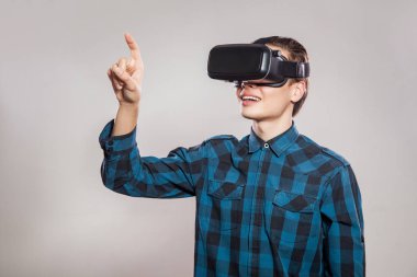 sanal gerçeklik giyen duygusal komik adam gözlükler. Video oyunu tasarımcısı giyen Vr kulaklık stüdyo portre. Stüdyo izole üzerinde gri arka plan vurdu.