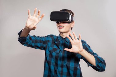 sanal gerçeklik giyen duygusal komik adam gözlükler. Video oyunu tasarımcısı giyen Vr kulaklık stüdyo portre. Stüdyo izole üzerinde gri arka plan vurdu.