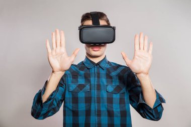 sanal gerçeklik giyen duygusal komik adam gözlükler. Video oyunu tasarımcısı giyen Vr kulaklık stüdyo portre. Stüdyo izole üzerinde gri arka plan vurdu.