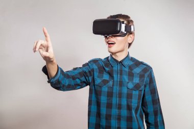 sanal gerçeklik giyen duygusal komik adam gözlükler. Video oyunu tasarımcısı giyen Vr kulaklık stüdyo portre. Stüdyo izole üzerinde gri arka plan vurdu.