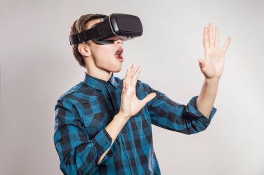 sanal gerçeklik giyen duygusal komik adam gözlükler. Video oyunu tasarımcısı giyen Vr kulaklık stüdyo portre. Stüdyo izole üzerinde gri arka plan vurdu.