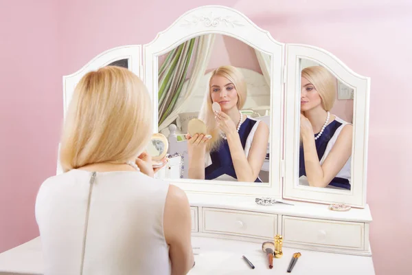 Joven hermosa mujer rubia se está preparando y haciendo maquillaje delante del espejo para citas en día de San Valentín . — Foto de Stock