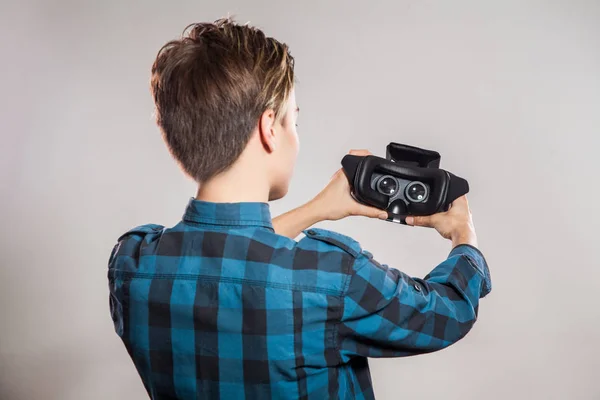 Emotional funny man wearing virtual reality goggles. Studio portrait of video game designer wearing VR headset. studio shot isolated on gray background. — Stock Photo, Image