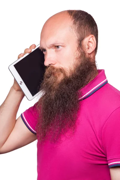 Porträtt av skallig skäggig man med surfplatta och rosa t-shirt isolerad på vit bakgrund. — Stockfoto