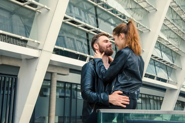 Casal de patinador de rolo bonito com hipster estilo de patinação após a chuva . — Fotografia de Stock