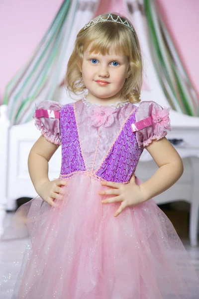 Pequena menina princesa feliz em vestido rosa e coroa em seu quarto real posando e sorrindo . — Fotografia de Stock