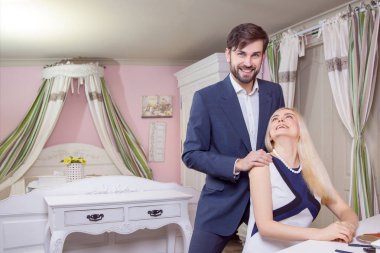 Güzel kız arkadaşı ve omuzları dokunmaktan ve Sevgililer Günü'nın gülümseyen yakışıklı delikanlı.