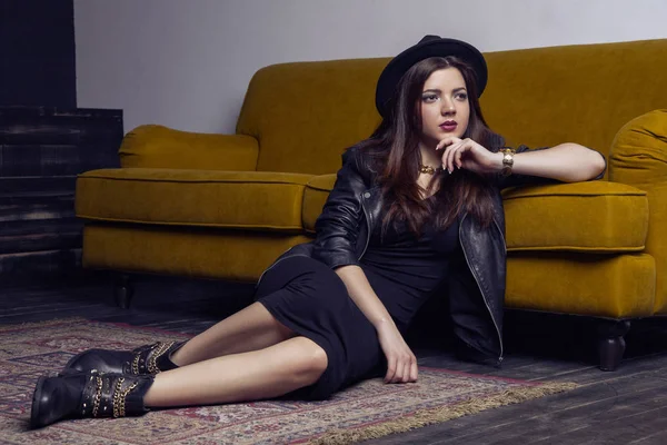 Moda belo modelo do Oriente Médio com estilo hipster está posando no tapete e sofá amarelo . — Fotografia de Stock