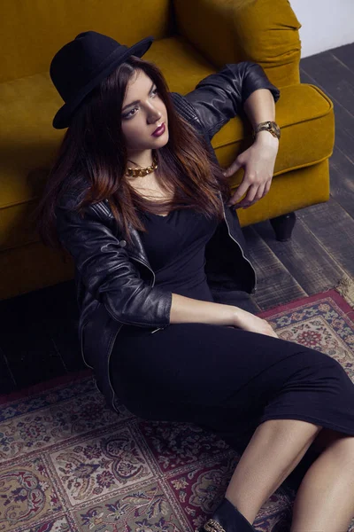 时尚靓丽时髦风格中东模型构成地毯和黄色沙发上. — 图库照片