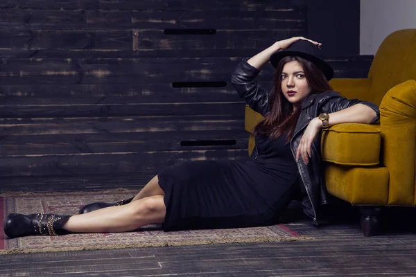 Moda hermosa modelo de Oriente Medio con estilo hipster está posando en la alfombra y el sofá amarillo . — Foto de Stock