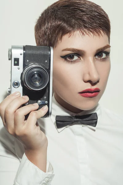 Jeune belle femme avec la coiffure courte et l'usure classique avec noeud papillon . — Photo