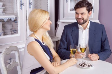 Güzel genç çift Sevgililer gün içinde birlikte eğleniyor. beyaz şarap içme ve onların iyi romantik kalma zevk.