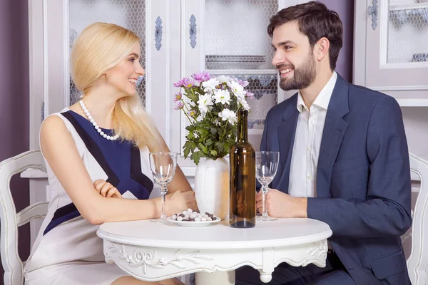 Güzel genç çift Sevgililer gün içinde birlikte eğleniyor. beyaz şarap içme ve onların iyi romantik kalma zevk.