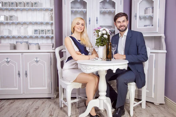 Güzel genç çift Sevgililer gün içinde birlikte eğleniyor. beyaz şarap içme ve onların iyi romantik kalma zevk.