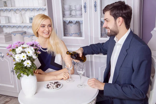 Güzel genç çift Sevgililer gün içinde birlikte eğleniyor. beyaz şarap içme ve onların iyi romantik kalma zevk.