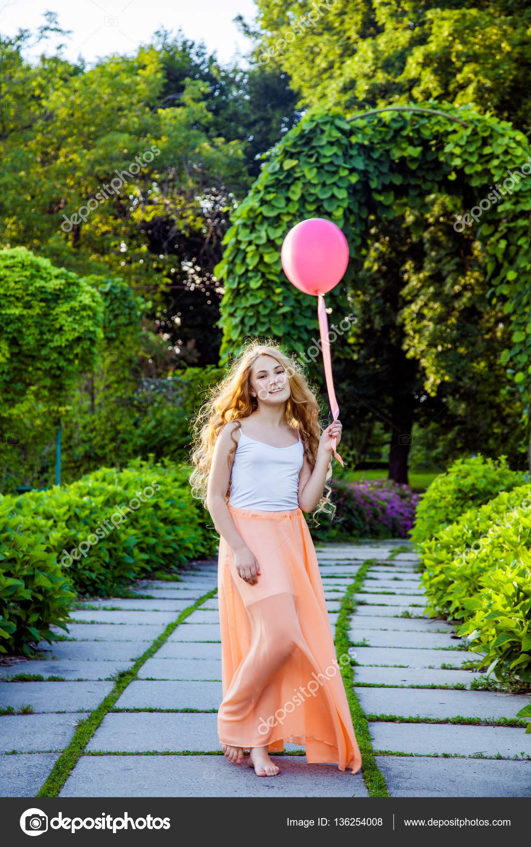 https://st3.depositphotos.com/1857171/13625/i/1600/depositphotos_136254008-stock-photo-beautiful-girl-with-balloon-have.jpg