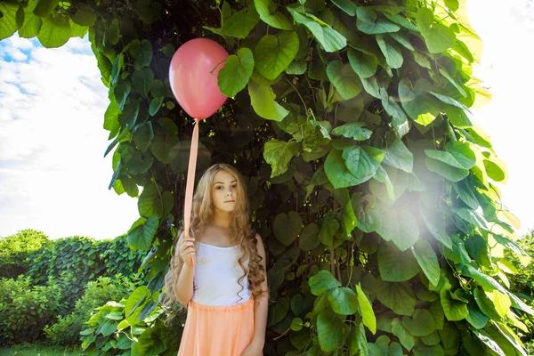 Όμορφο κορίτσι με μπαλόνι έχουν μια διασκέδαση στο πάρκο. — Φωτογραφία Αρχείου