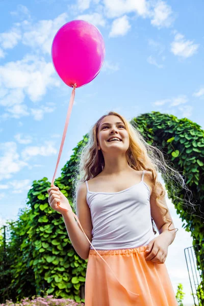 Bella ragazza con palloncino divertirsi nel parco . — Foto Stock