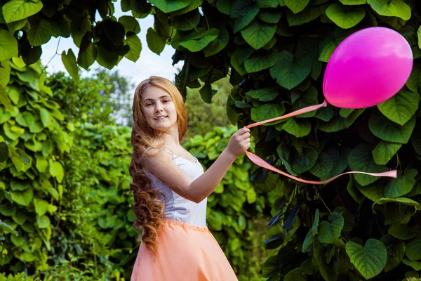 Piękna dziewczyna z balon zabawy w parku. — Zdjęcie stockowe