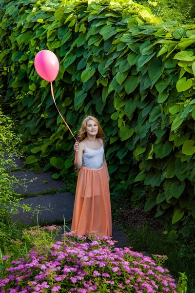 Hermosa chica con globo tener una diversión en el parque . —  Fotos de Stock