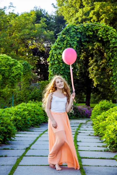 Vacker flicka med ballong har en kul i parken. — Stockfoto