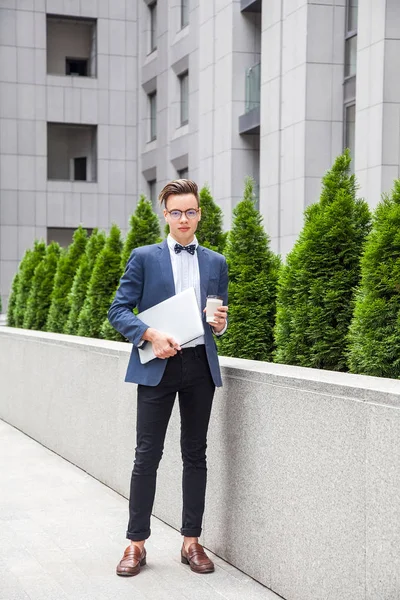 Geschäftsmann mit lässigem Stil in der Stadt. — Stockfoto