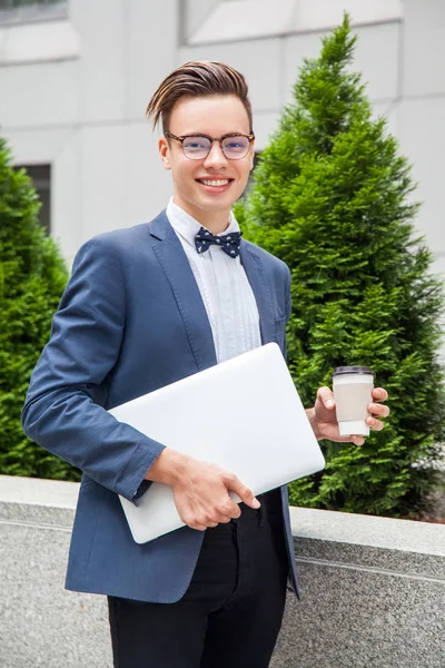 Businessman with casual style in the city. — Stock Photo, Image