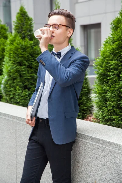 Homme d'affaires avec un style décontracté dans la ville . — Photo