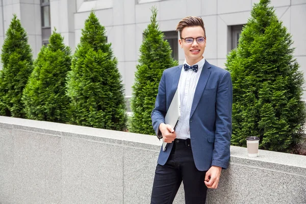 Businessman with casual style in the city. — Stock Photo, Image