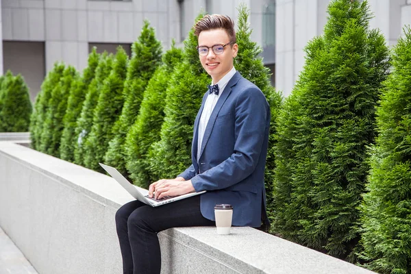 Geschäftsmann mit lässigem Stil in der Stadt. — Stockfoto