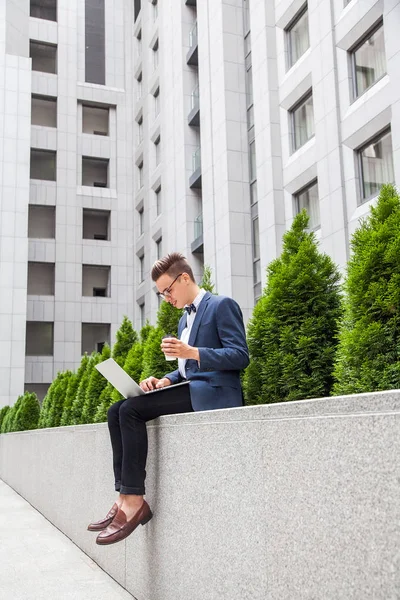 Empresário com estilo casual na cidade . — Fotografia de Stock