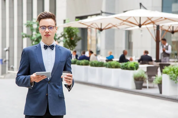 Geschäftsmann mit lässigem Stil in der Stadt. — Stockfoto