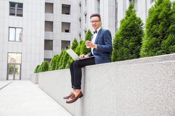 Homme d'affaires avec un style décontracté dans la ville . — Photo