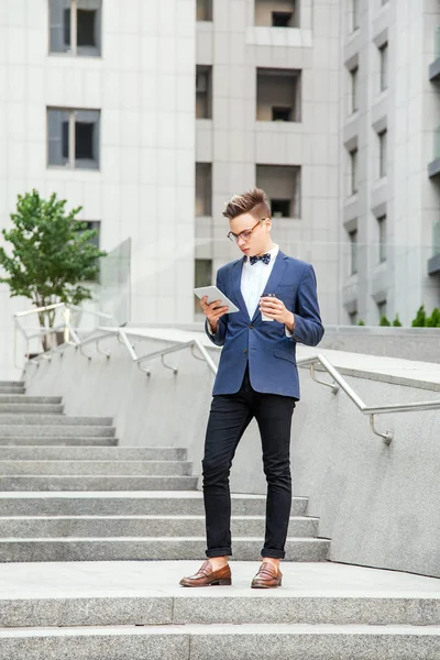 Homme d'affaires avec un style décontracté dans la ville . — Photo