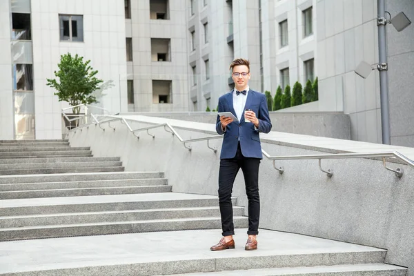 Empresario con estilo casual en la ciudad . —  Fotos de Stock