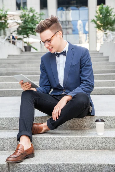 Homme d'affaires avec un style décontracté dans la ville . — Photo