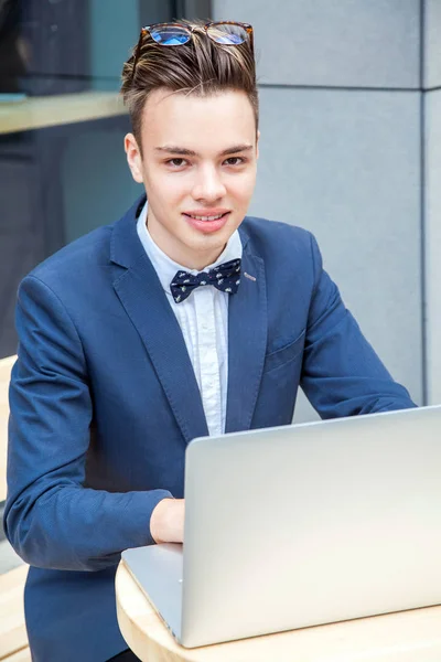 Businessman with casual style in the city. — Stock Photo, Image