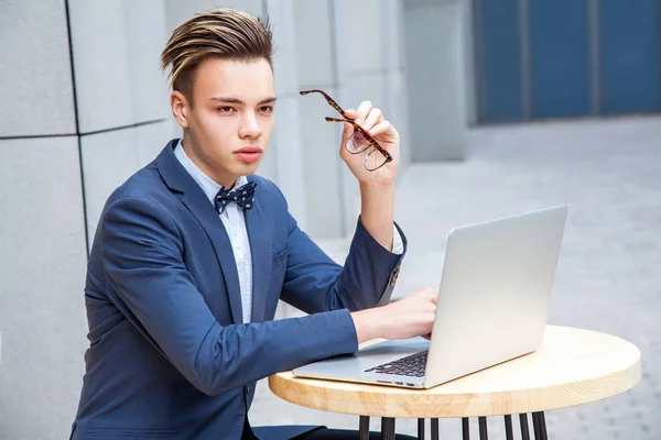 Businessman with casual style in the city. — Stock Photo, Image