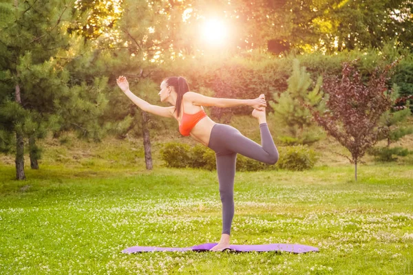 Young woman practicing yoga in the park. — Stock Photo, Image