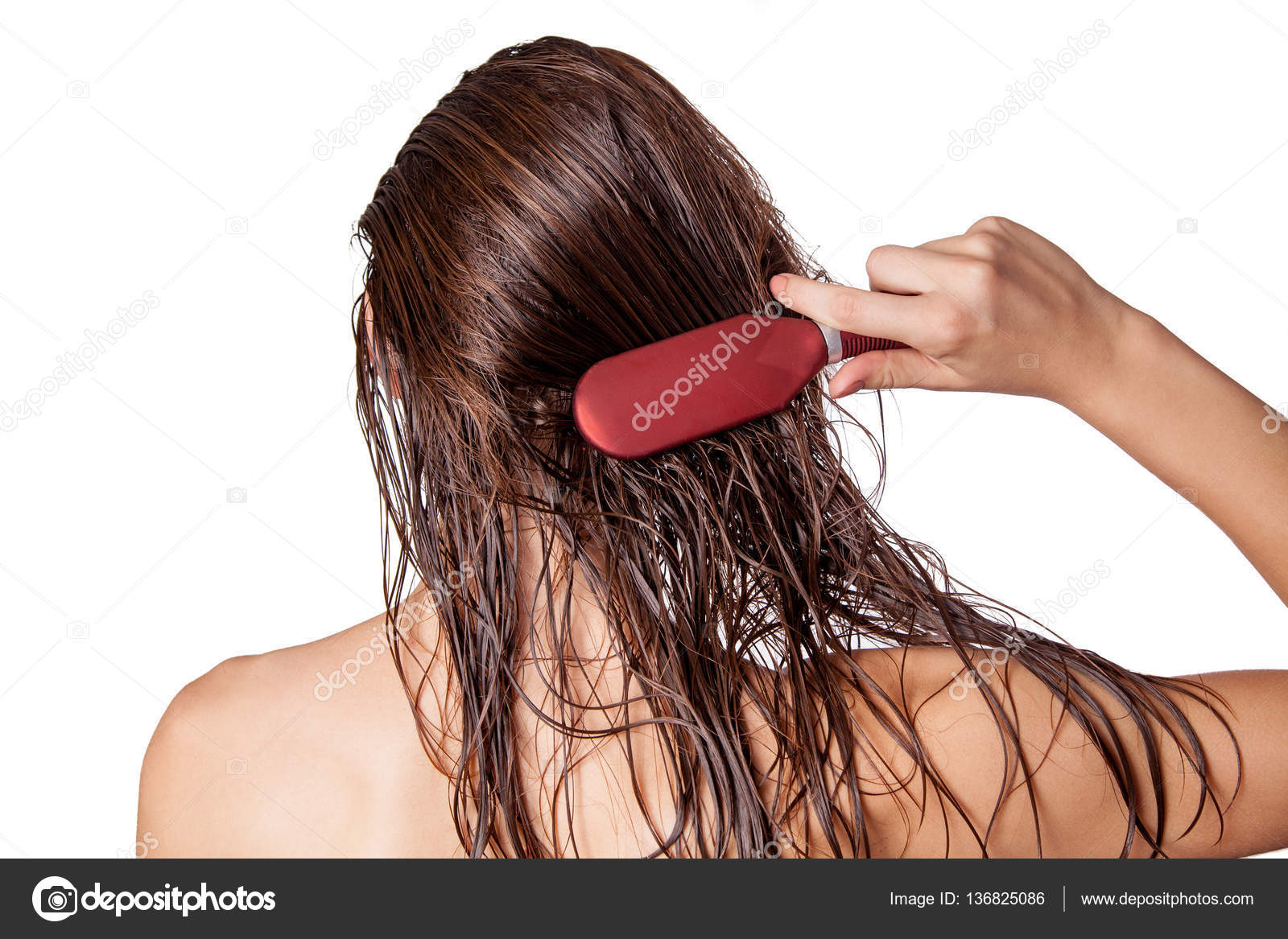 Волосы влажность. Расчесывать мокрые волосы. Расчсваем мокрые волосы. Расческа для волос. Расчесывание мокрых волос.
