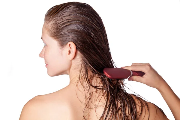 Joven hermosa mujer con toalla blanca y pecas peinando su cabello mojado marrón después de ducharse. Grabado en estudio. aislado sobre fondo blanco . — Foto de Stock