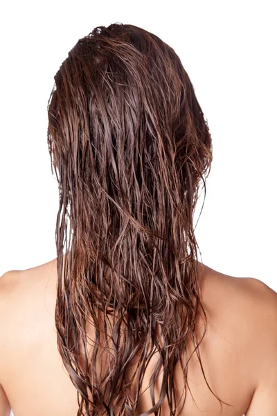 Retrato de un hermoso modelo con el pelo mojado y la piel limpia y pecas después de la ducha aislado sobre fondo blanco . — Foto de Stock