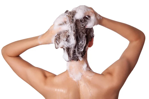 Mulher bonita tomando um banho e lavar o cabelo. lavar o cabelo com Shampoo. estúdio tiro isolado no fundo branco . — Fotografia de Stock