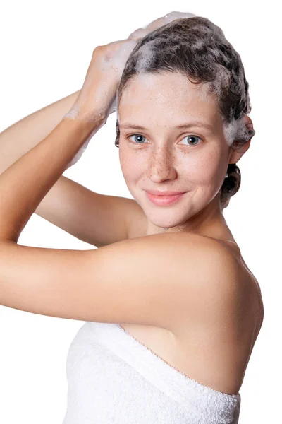 漂亮的女人洗澡洗头。用洗发水洗头发。在白色背景下被隔离的工作室拍摄. — 图库照片