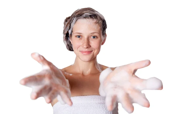 漂亮的女人洗澡洗头。用洗发水洗头发。在白色背景下被隔离的工作室拍摄. — 图库照片