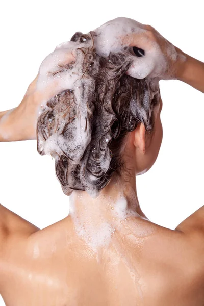 Mulher bonita tomando um banho e lavar o cabelo. lavar o cabelo com Shampoo. estúdio tiro isolado no fundo branco . — Fotografia de Stock